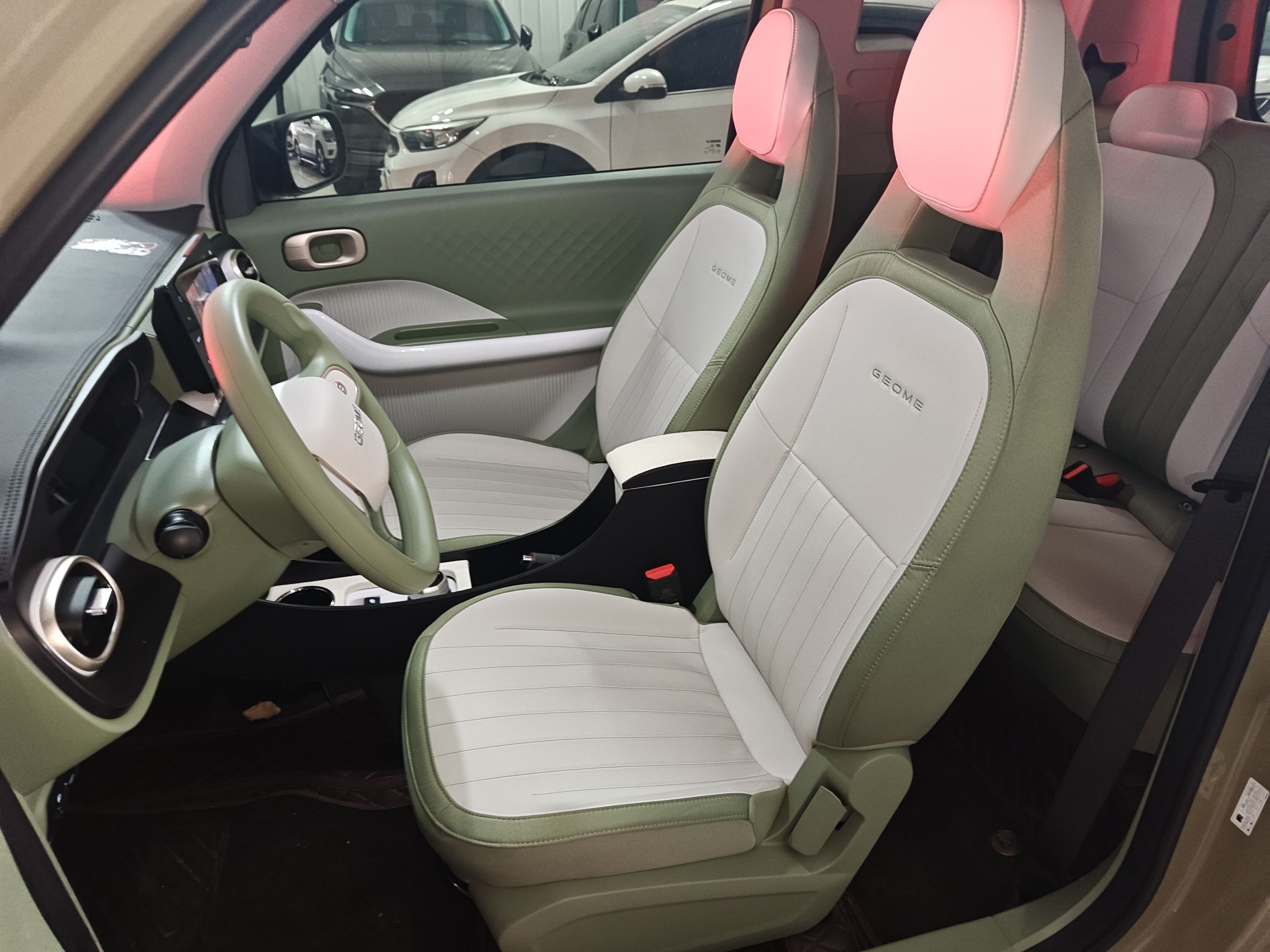 المقاعد الأمامية داخل السيارة