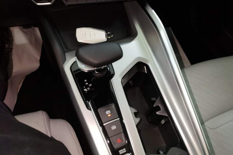 Used Geely Auto Preface 2023 2.0TD Prestige Version Gear Lever