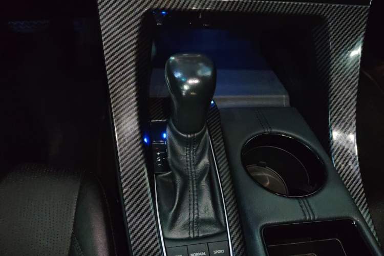 Used Toyota Avalon 2019 Dual-Engine 2.5L Luxury Edition China VI Standard