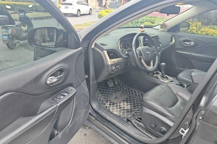 Used Jeep Cherokee 2016 2.0L Superior Edition
