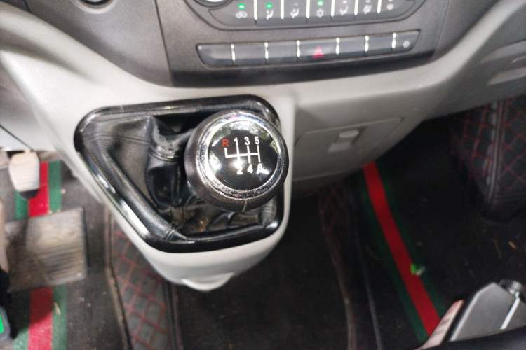 Used Foton Toano 2022 2.0T Manual Jixiang Multi-Function Long-Wheelbase Mid-Roof Single-Tire Rear 7/9-Seater 4F20TC3