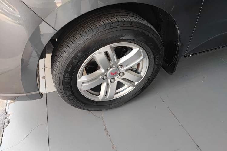 Used Wuling Zhengcheng 2021 1.5T Manual Luxury Commercial Vehicle Left Front Wheel Hub