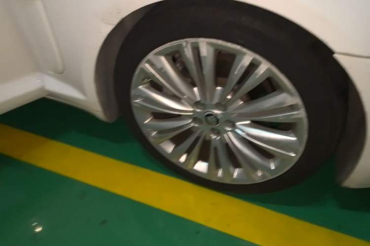 Used Jaguar XF 2009 XF 3.0L V6 Luxury Edition Right Front Wheel Hub