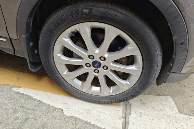 Used Ford Kuga 2013 2.0L GTDi Four-Wheel Drive Premium Model Right Front Wheel Hub