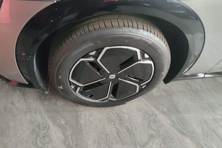 Used Xiaomi Auto YU7 2025 Ultra-Long Range Rear-Wheel Drive Version Left Front Wheel Hub