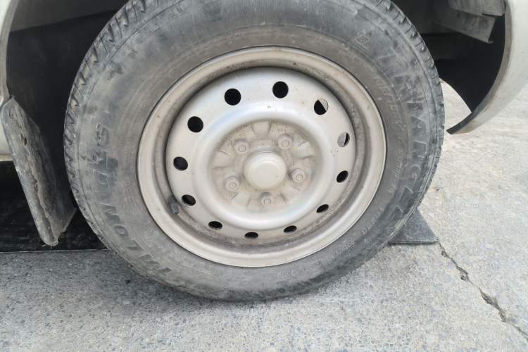 Used Wuling Rongguang 2021 1.5L Extended Basic Enclosed-Window Vehicle 2 Seats L3C Right Front Wheel Hub