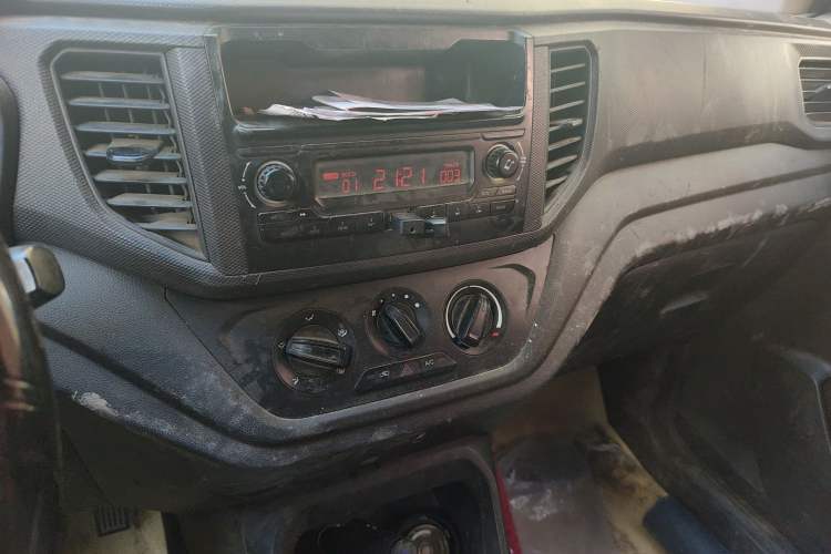 Used Wuling Hongguang V 2019 1.5L Jingqu Edition Sealed-Window Vehicle China VI LAR Audio And AC Panel