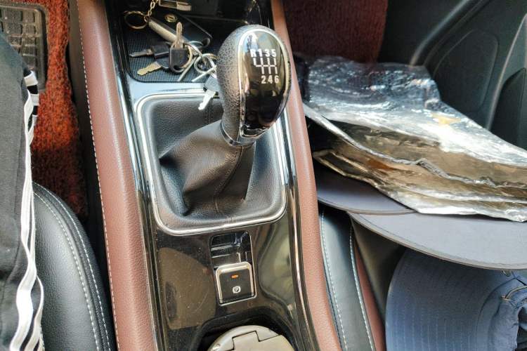 Used Dongfeng Fengon 580 2016 1.5T Manual Luxury Edition Gear Lever