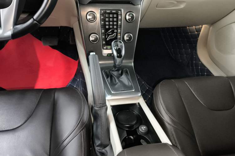 Used Volvo V40 2015 1.6T Zhiya Edition