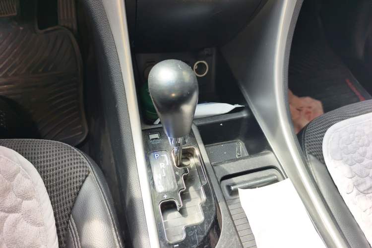 Used Hyundai Sonata 2011 2.0L Automatic Leading Edition Gear Lever