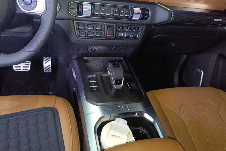 Used 212 T01 2024 2.0T Explorer
