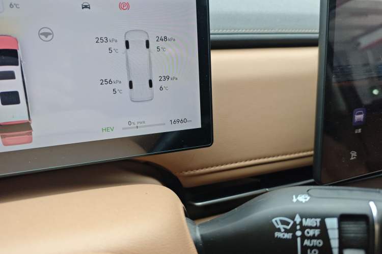 Used JAC Refine RF8 PHEV 2024 Hongmeng Edition 1.5T 150KM Flagship Model – Lithium Iron Phosphate