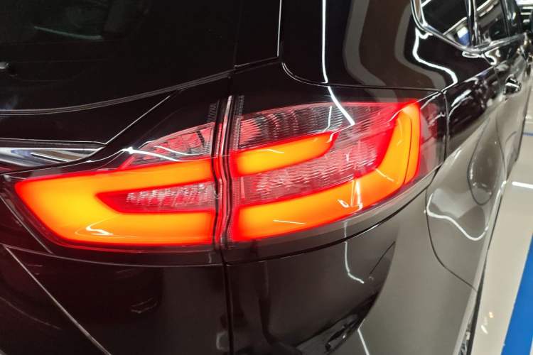 Used Ford Edge 2021 PLUS EcoBoost 245 Two-Wheel-Drive Platinum Edition 5 Seats
