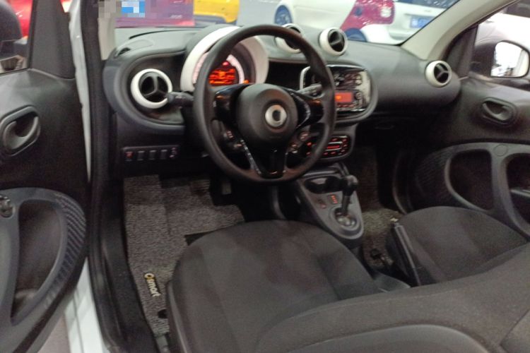 Used smart fortwo 2018 1.0L 52kW Hardtop Dynamic Version China V Center Console