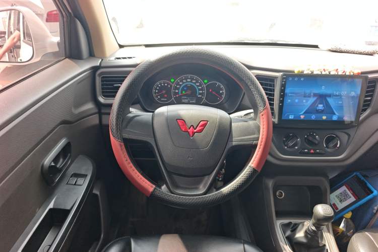 Used Wuling Hongguang V 2022 1.5L Enjoy Edition Hydraulic Power Steering LAR Steering Wheel