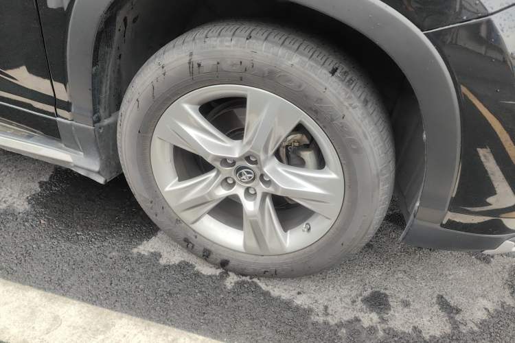 Used Toyota Highlander 2018 2.0T Four-Wheel Drive Luxury Version 7 Seats China VI Standard Right Front Wheel Hub