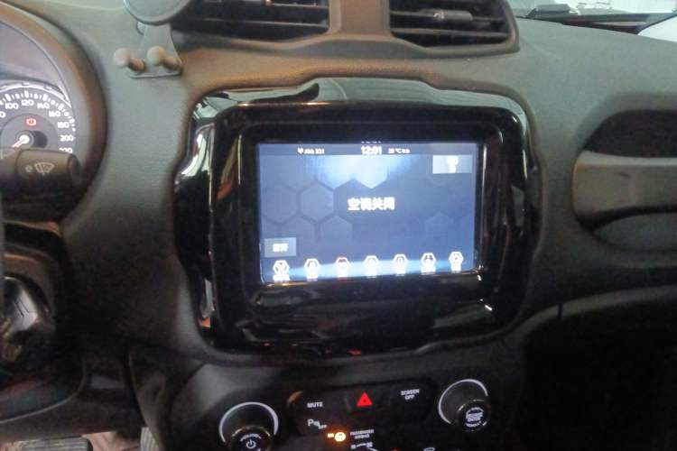 Used Jeep Renegade 2021 220T Automatic Elite Edition Audio And AC Panel