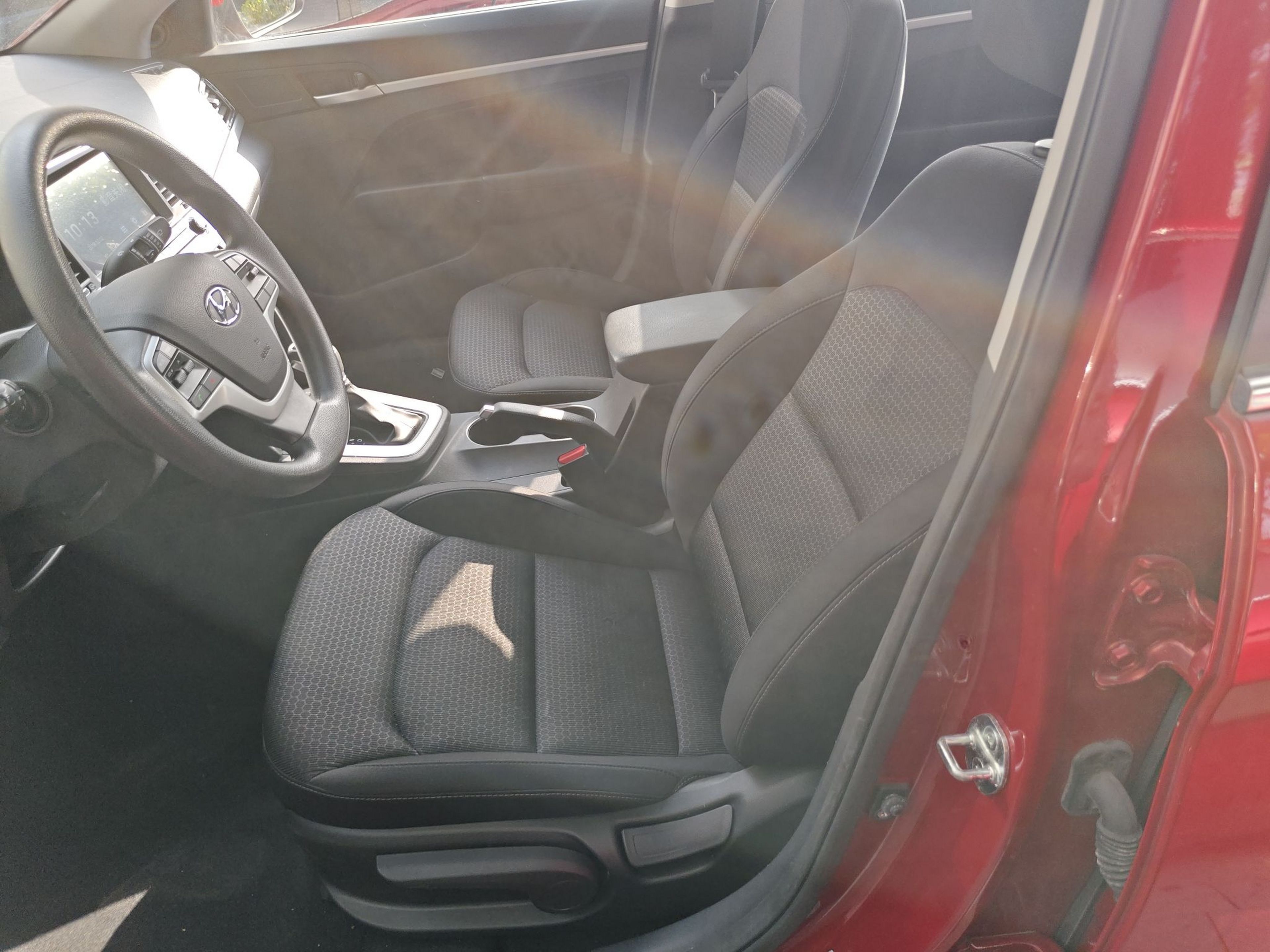 Переднее сиденье в автомобиле