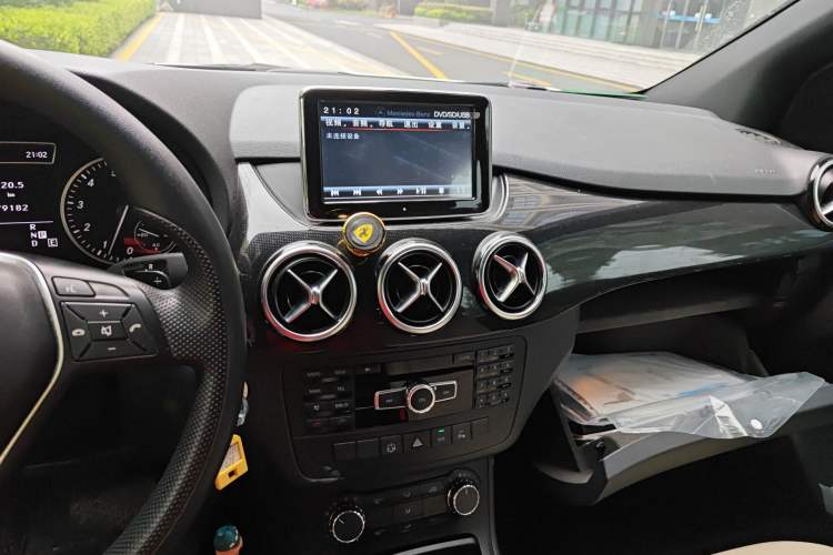 Used Mercedes-Benz B-Class 2012 B 180 Audio And AC Panel