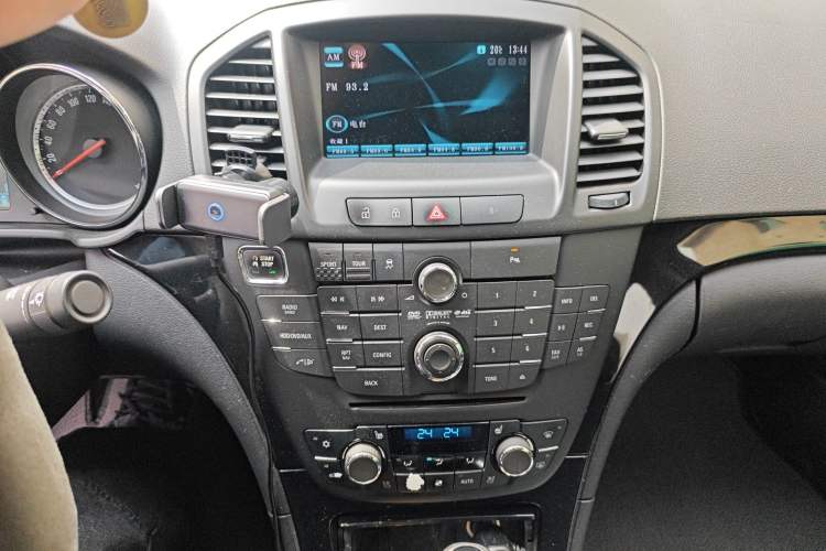 Used Buick Regal 2011 GS 2.0T Super Sport Edition Audio And AC Panel