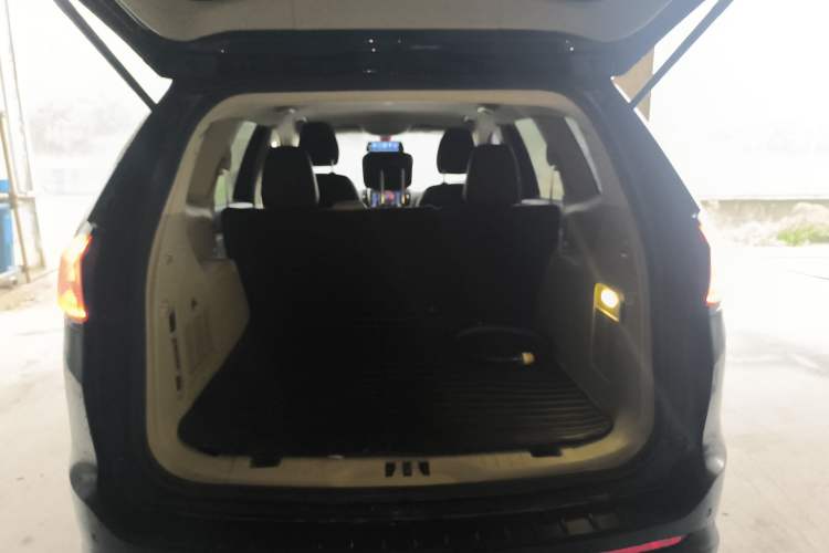 Used Ford Edge 2015 2.0T GTDi Two-Wheel-Drive Elite Edition Trunk