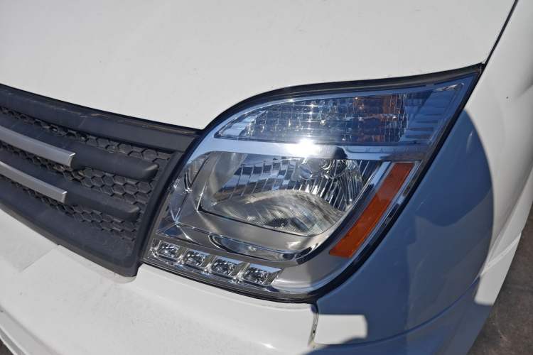 Used SAIC MAXUS Xintu V80 2023 2.0T Manual Classic Aoyuntong Long Wheelbase Mid-Height 6/7/8/9-Seater