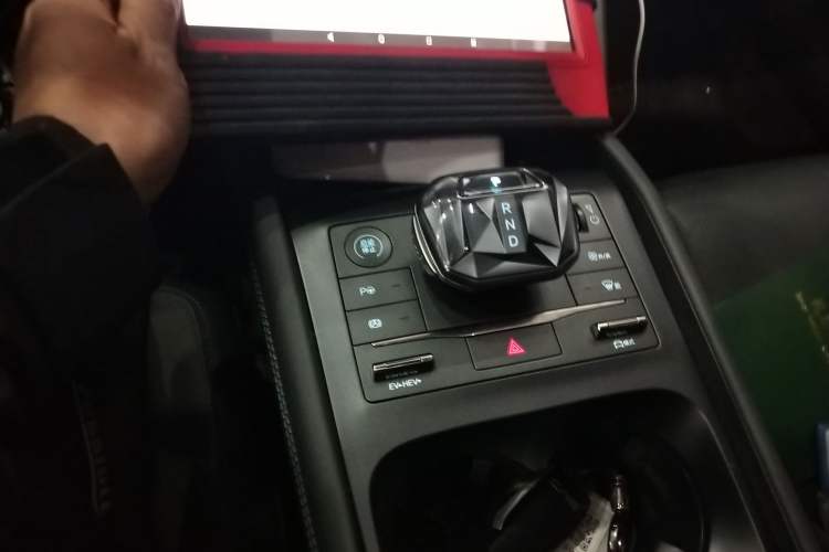 Used BYD Qin L 2025 DM-i Smart Drive 80KM Leading Model Gear Lever