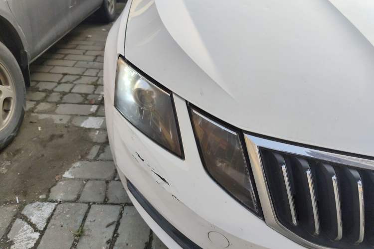 Used Skoda Octavia 2018 1.6L Automatic Comfort Edition Right Front Headlight