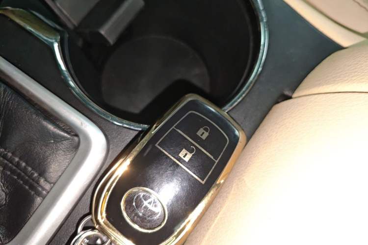 Used Toyota Highlander 2017 2.0T Four-Wheel Drive Luxury Edition 7 Seats Vehicle Key