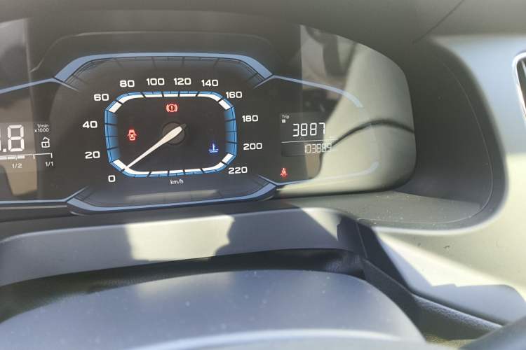 Used Roewe 360 2015 1.5L Manual Luxury Edition Odometer Close Up