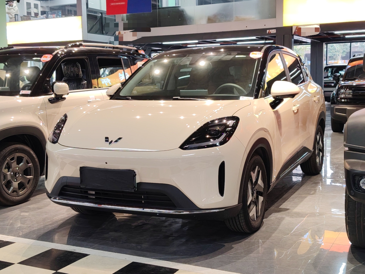 تحت مقدمة السيارة