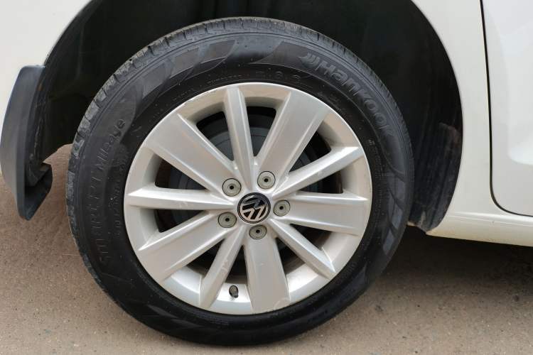 Used Volkswagen Jetta 2015 1.6L Manual Comfort Model Right Rear Wheel Hub