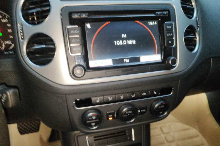 Used Volkswagen Tiguan 2015 1.8TSI Automatic Two-Wheel Drive Luxury Model Audio And AC Panel