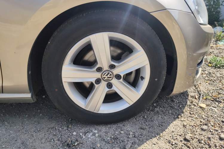 Used Volkswagen Golf 2017 230TSI Automatic Comfort Edition – Celebrating Milestone of One Million Units Right Front Wheel Hub