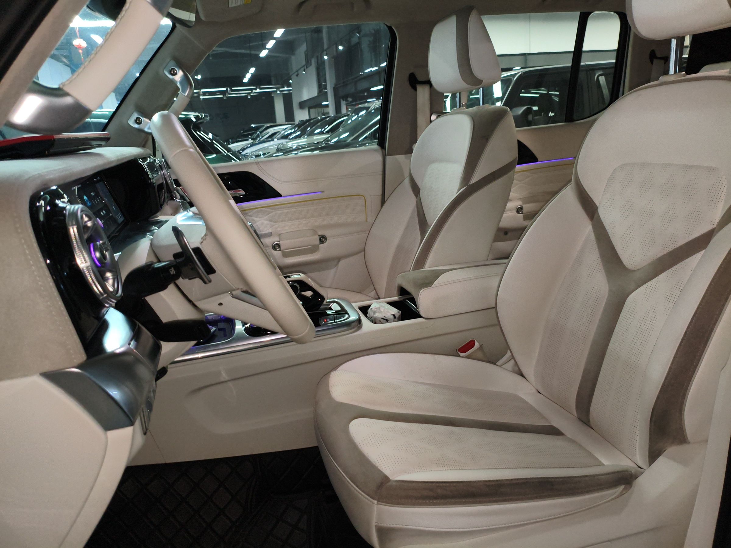 المقاعد الأمامية داخل السيارة