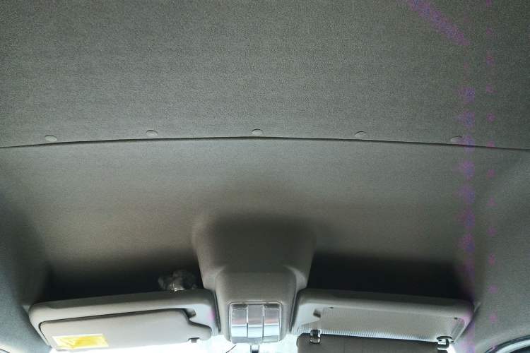 Used SAIC MAXUS Xintu V80 2024 Aotong Value Edition 6MT Long-Wheelbase Mid-Roof Model with 127 Ps Available in 6/7/8/9-Seater Configurations Headliner