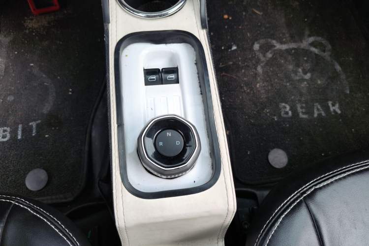 Used Geely Galaxy Panda 2024 Panda Mini 200km Endurance Bear Gear Lever