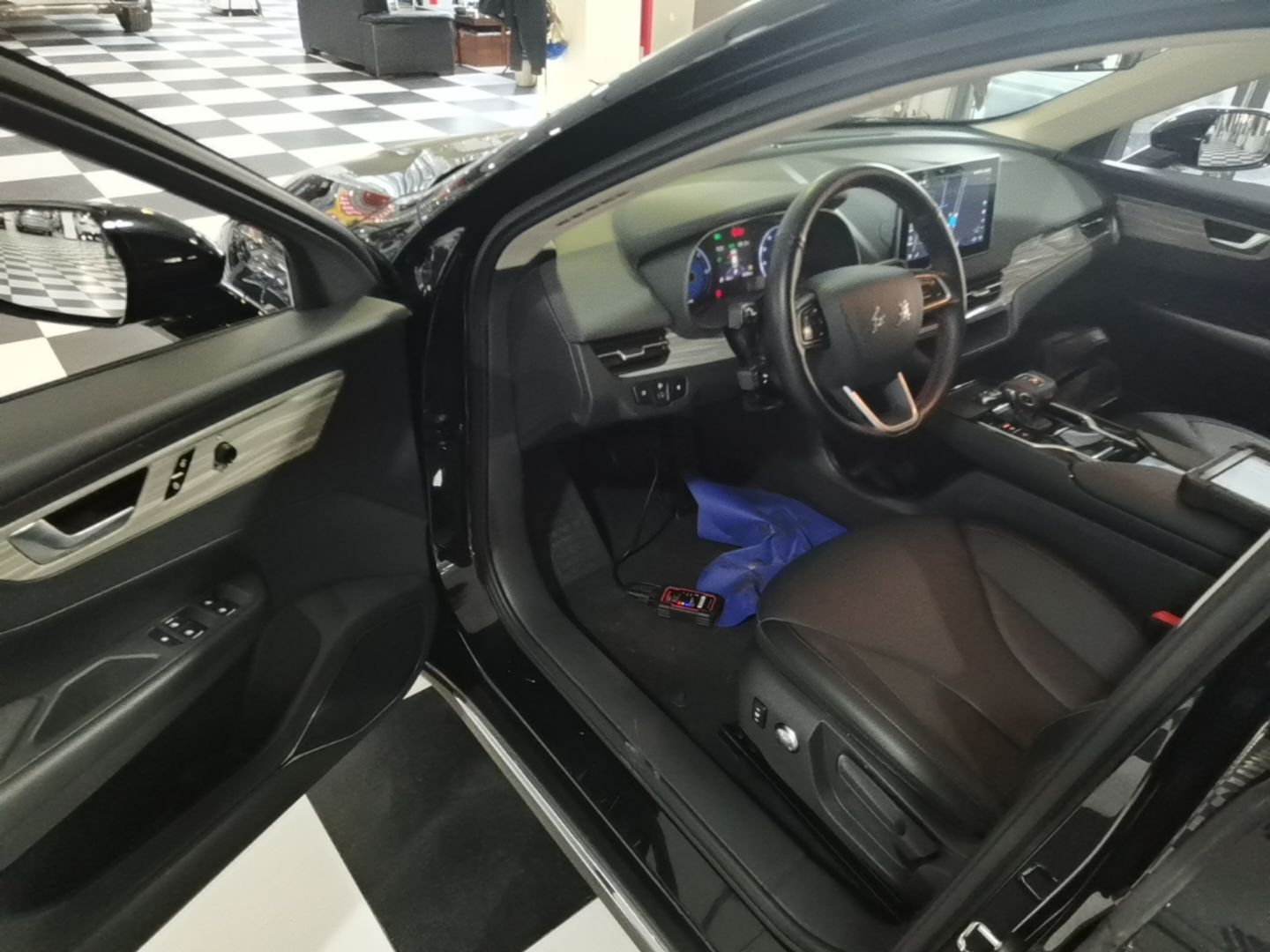 Hongqi E-QM5 2024 610 km PLUS — снимка 18