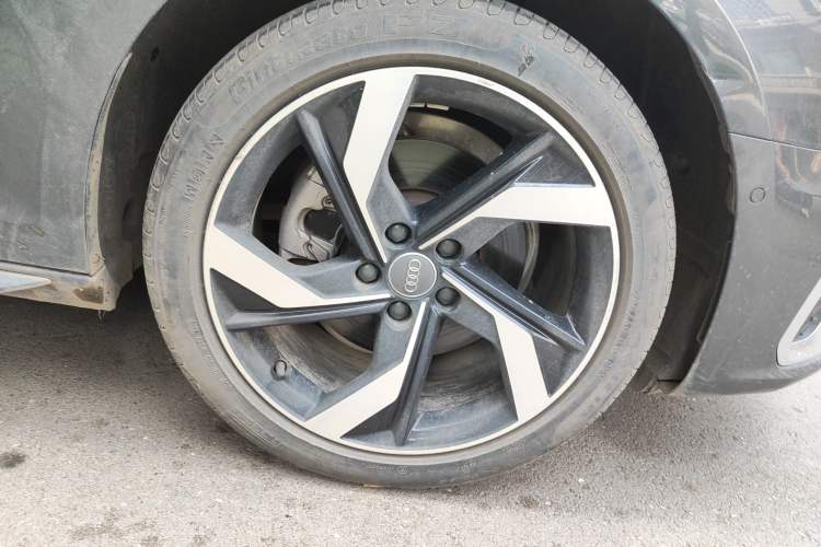 Used Audi A4L 2022 40 TFSI Luxury Dynamic Model Right Front Wheel Hub