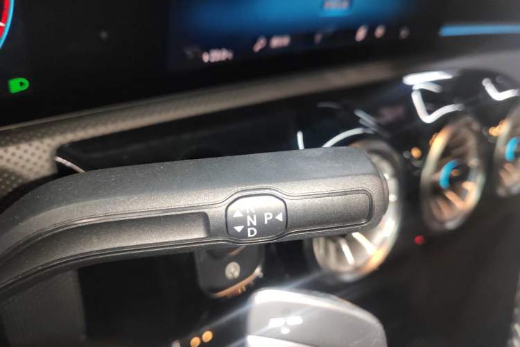 Used Mercedes-Benz A-Class 2022 Revised Version A 200 L Sport Sedan Fashionable Style Gear Lever