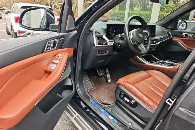 Used BMW X7 2023 xDrive40i Luxury Package with Leading Features Driver Seat