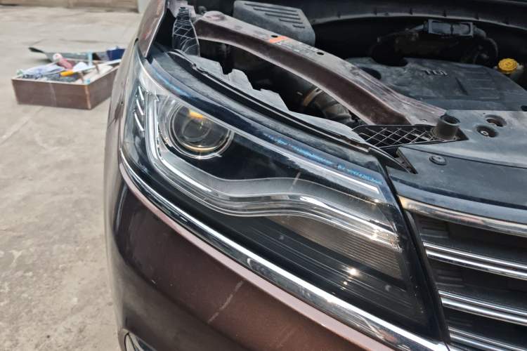 Used Roewe RX5 2016 20T Two-Wheel Drive Automatic Internet Smart Edition Right Front Headlight