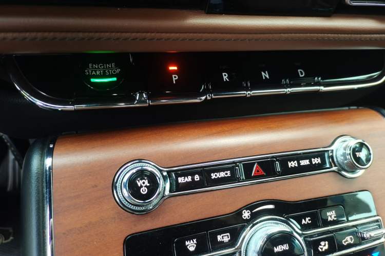 Used Lincoln Aviator 2020 3.0T V6 All-Wheel Drive Executive Version Gear Lever