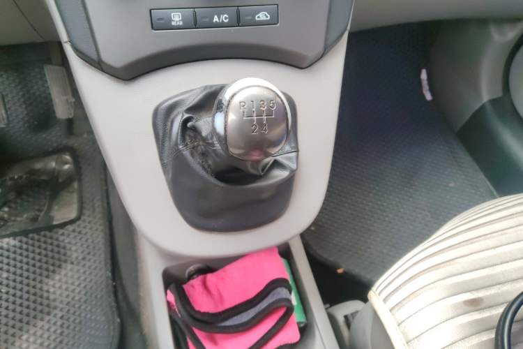 Used Kia Carens 2011 1.6L 5-Seater Manual Luxury Edition Gear Lever