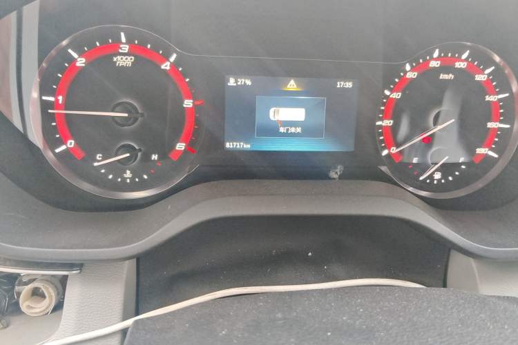 Used SAIC MAXUS Xintu V90 2020 2.0T Manual Yunjie Version Front-Wheel Drive with Single Rear Tire Short Wheelbase Mid-Height Design 6-Seater Odometer Close Up