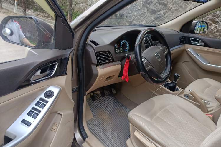 Used Baojun 730 2014 1.5L manual standard trim 7 seats
