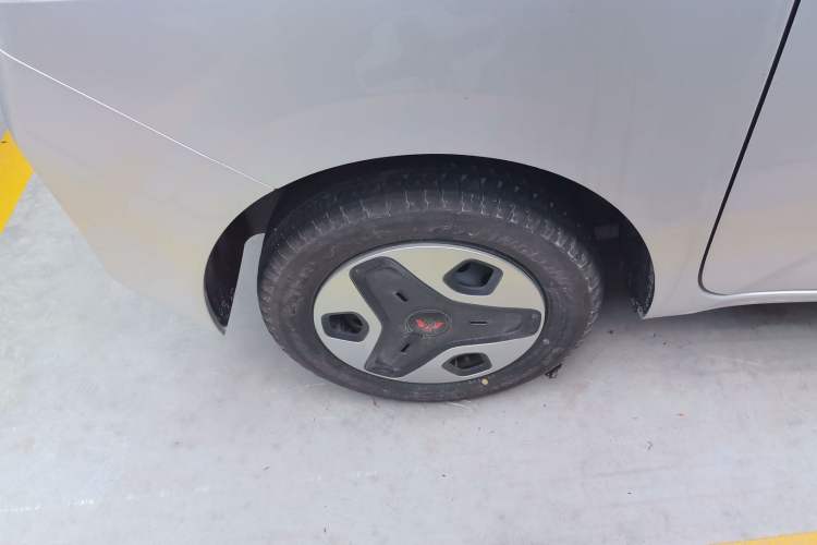 Used Wuling Zhiguang New Energy 2025 Model 305km Ambitious Edition Right Rear Wheel Hub