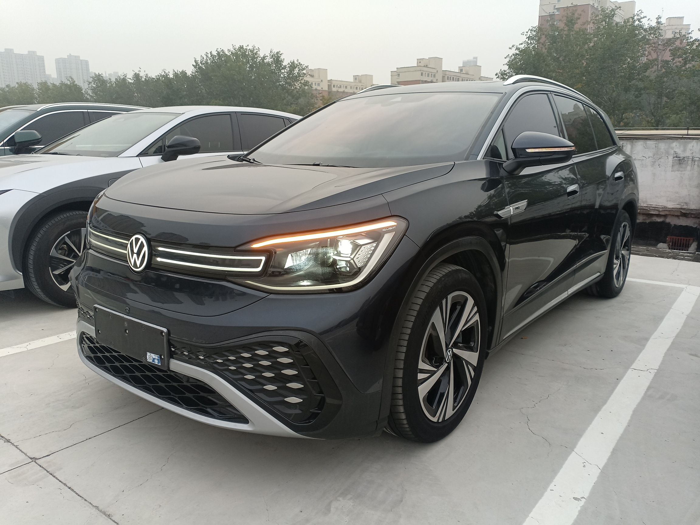 Под передней частью автомобиля