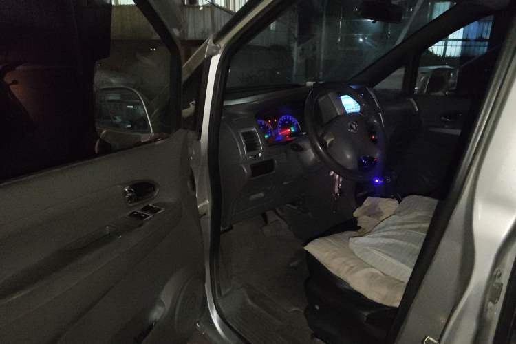 Used Dongfeng Shuaike 2012 2.0L Automatic Luxury 7-Seater Driver Seat