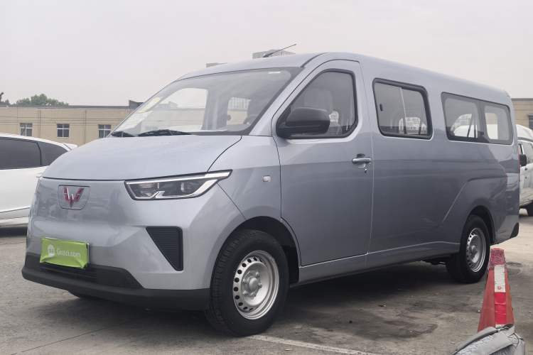 Used Wuling Yangguang 2024 300KM Comfort Version Passenger Van 75kW